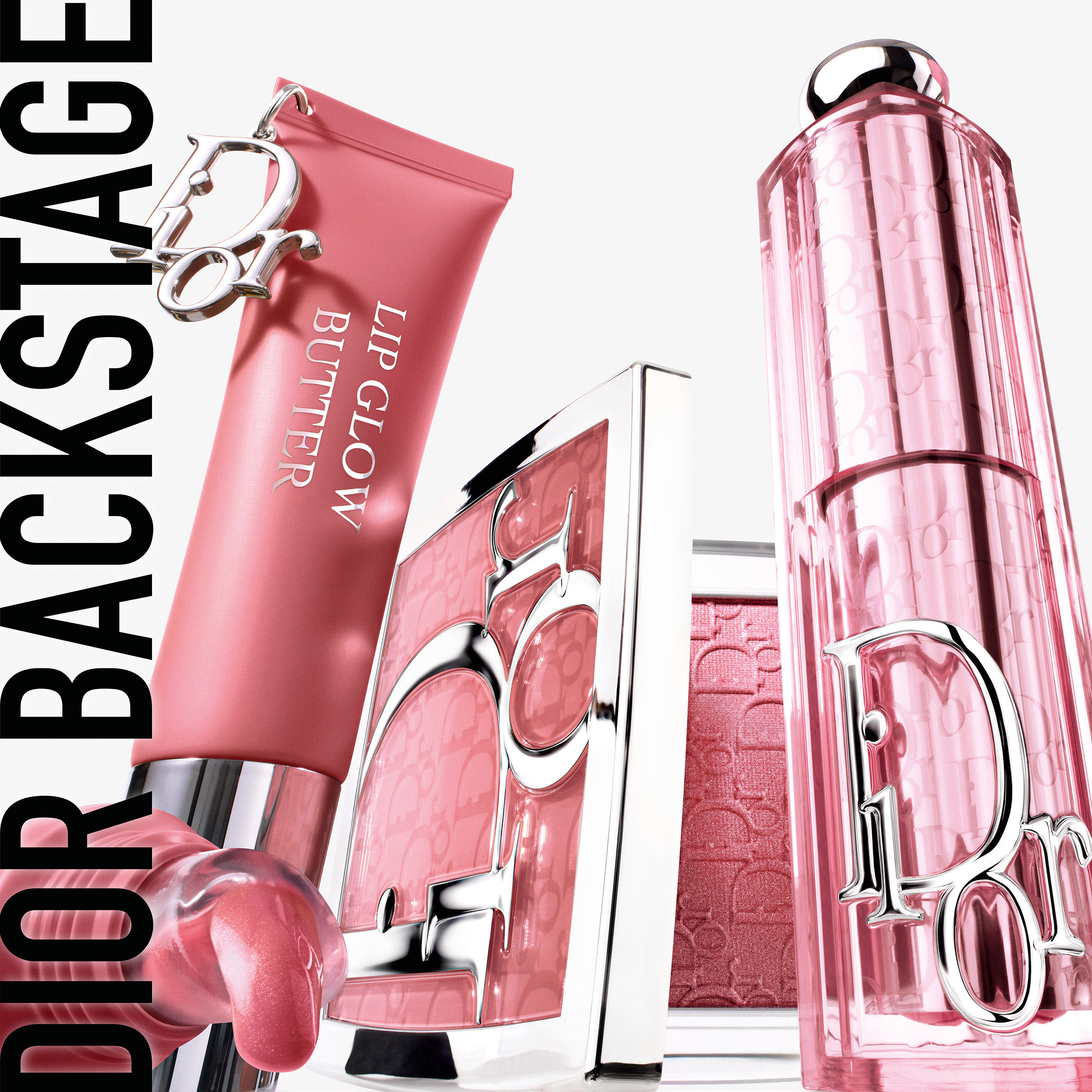 Van links naar rechts: het Dior Backstage-logo, de Dior Addict Lip Glow Butter, de Dior Backstage Rosy Glow-poederblush en de Dior Backstage Rosy Glow Stick-blush.