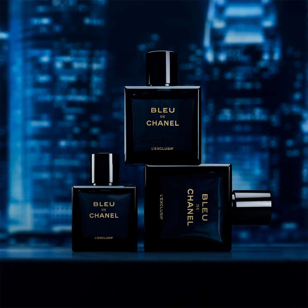De drie verschillende formaten van BLEU DE CHANEL L’Exclusif worden samen gepresenteerd