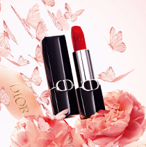 De Rouge Dior-lippenstift omringd door roze vlinders, bloemen en een Dior-lint
