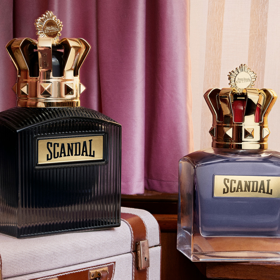 Scandal Pour Homme flacons tegen een elegante roze achtergrond