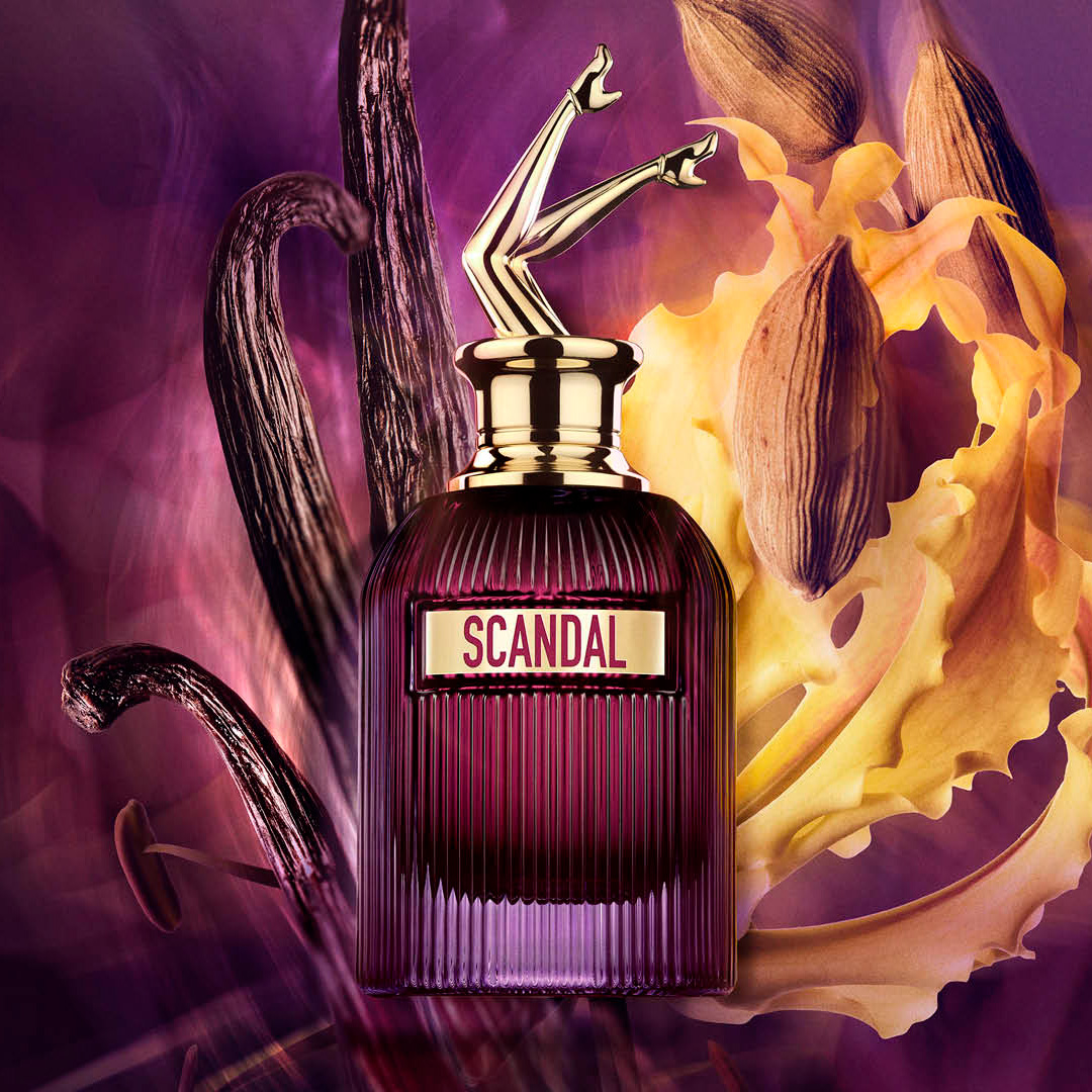Flacon Scandal Intense entouré de vanille et de fleur d’ylang-ylang