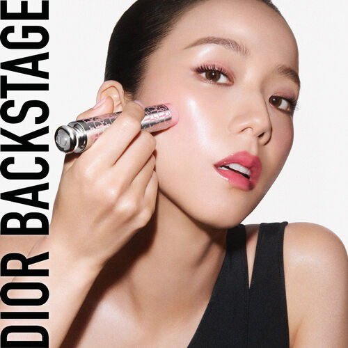 Links het logo van Dior Backstage. Rechts Jisoo terwijl ze de nieuwe highlighter Glassy Glow Stick op haar gezicht aanbrengt.