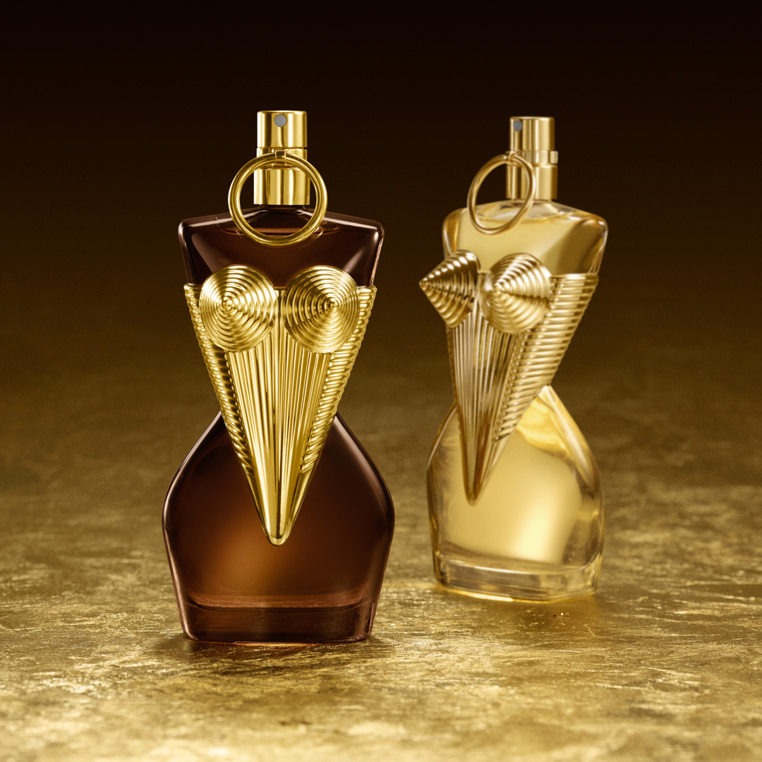 Gaultier Divine Elixir flacon omringd door witte bloemen en tonkabonen