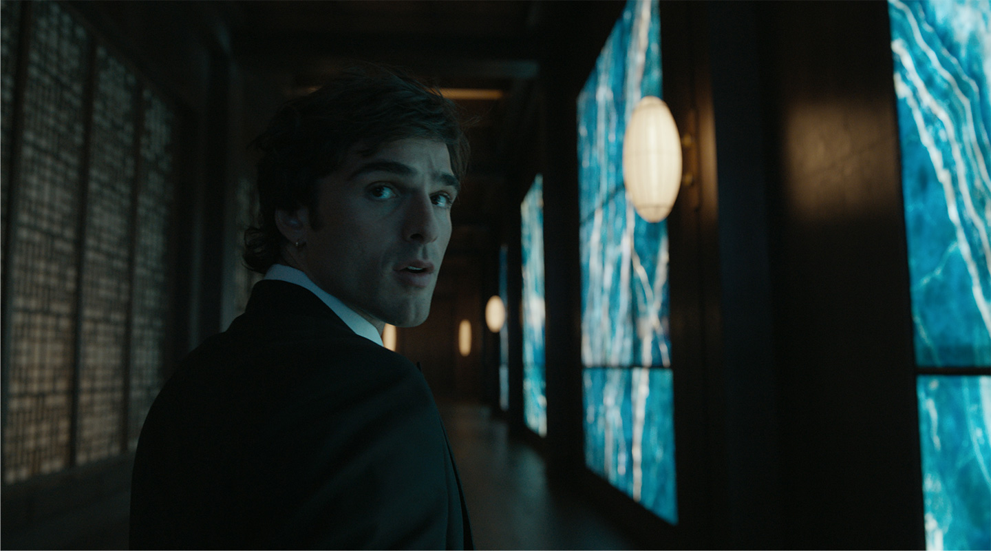 Jacob Elordi is uitgelicht in de campagnevideo voor het nieuwe formaat van CHANEL BLEU DE CHANEL L’Exclusif.