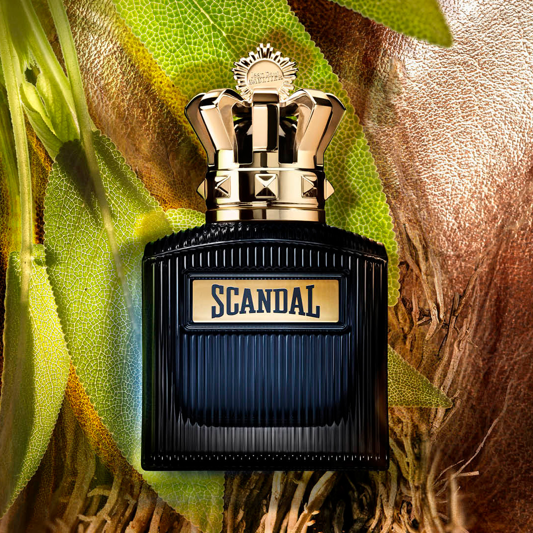 Scandal Pour Homme Intense flacon omringd door salie en vetiver