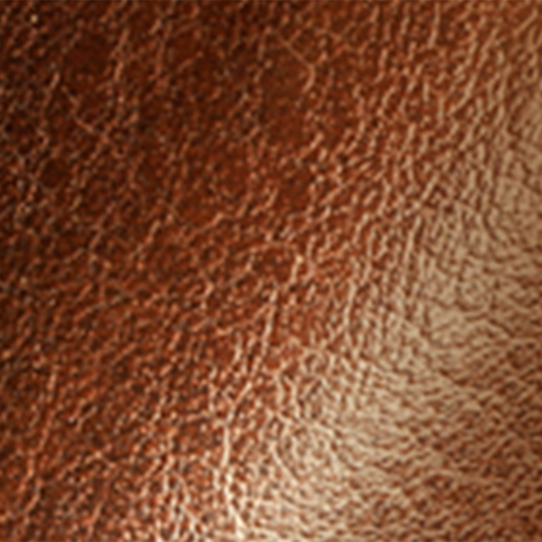Close-up van een bruine leertextuur met warme accenten