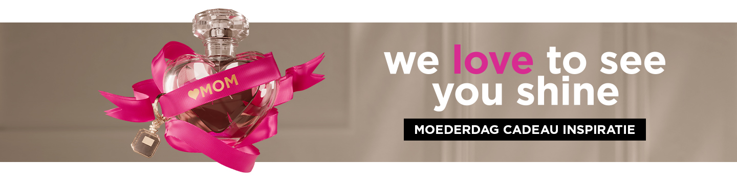 Een hartvormig parfumsflesje gewikkeld in een lint met de tekst MOM