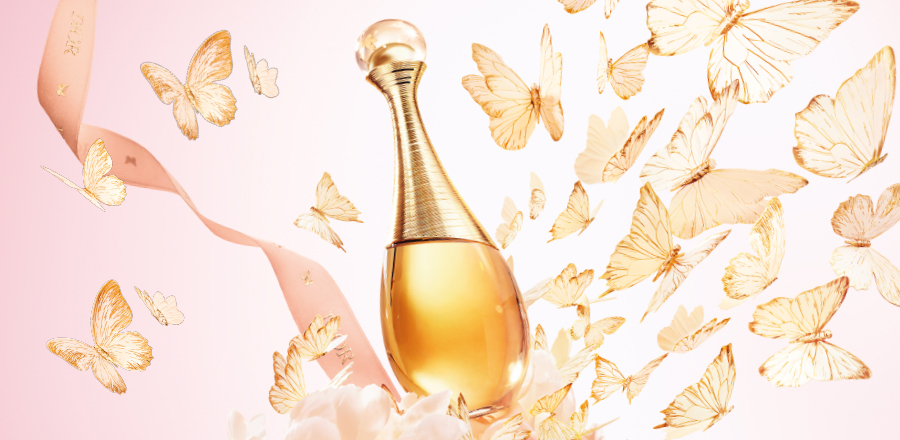 De flacon van het parfum J’adore Intense, omringd door vlinders en een roze Dior-lint.