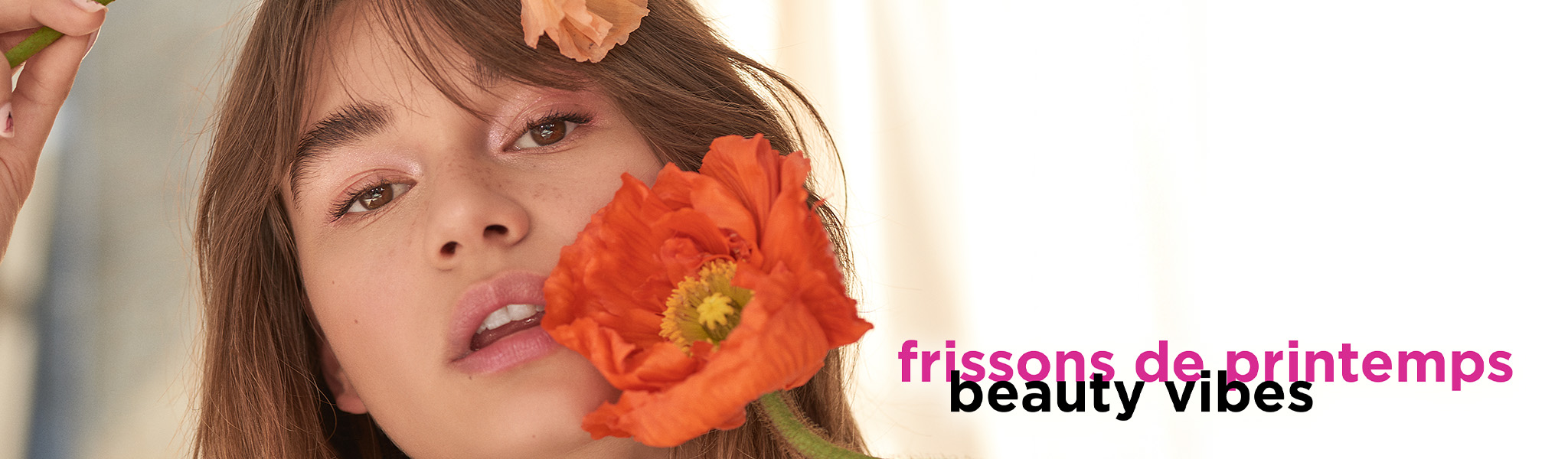 une femme avec des fleurs qui sourit