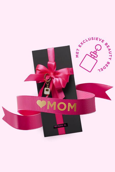Laat je Moederdagcadeau inpakken in één van onze parfumeries en ontvang een exclusief bedeltje naar keuze (zwart of wit parfumflesje, lipstick of oogpalet) voor een extra persoonlijke touch 