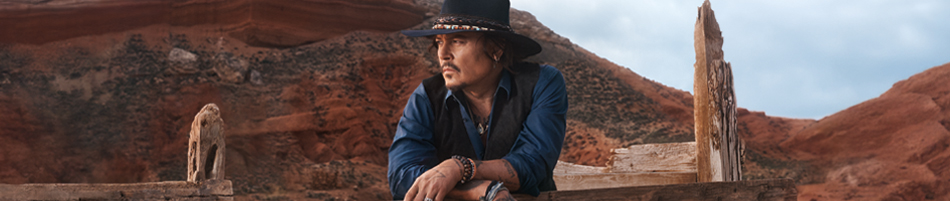 In een canyon midden in de woestijnheide  houdt Johnny Depp zijn blik op de horizon gericht