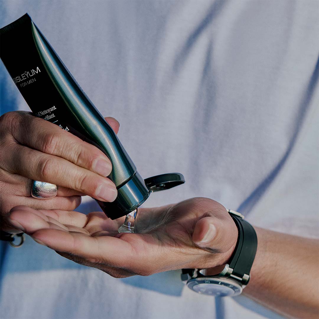 Man die Sisleyum Purifying Cleansing Gel in zijn hand knijpt