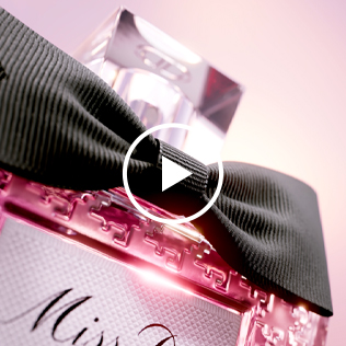 Vidéo présentant comment la nouvelle Essence Miss Dior rend hommage au flacon original avec un nœud noir