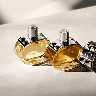 HET OBJECT - De eindeloos navulbare flacon, geïnspireerd op de Collier de chien-armband, is versierd met een lichte, amberkleurige lak.