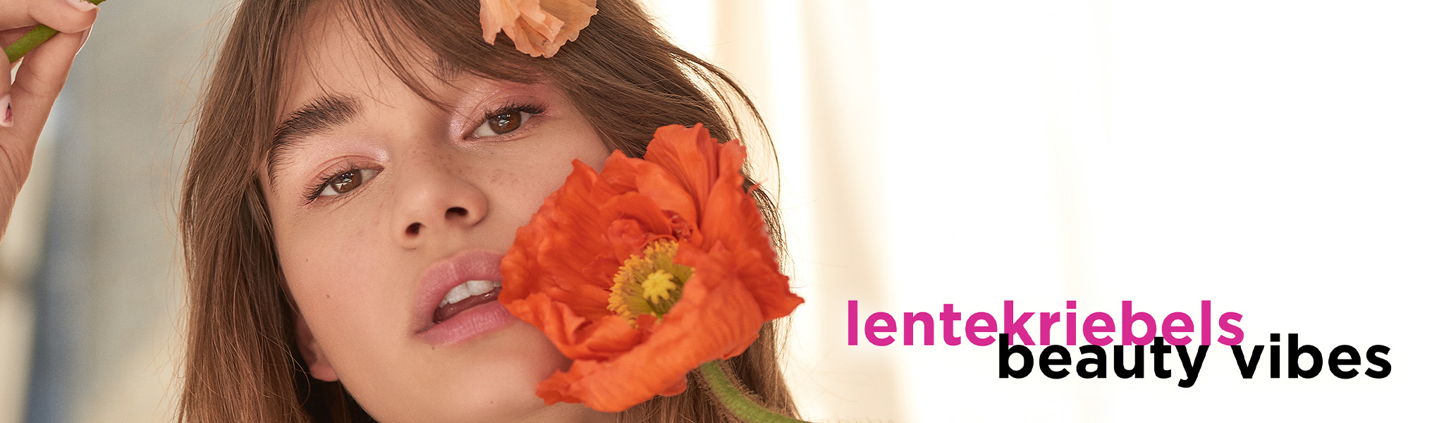 een vrouw met bloemetjes die lacht&nbsp;