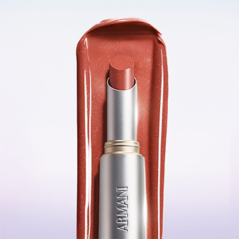 Inspiré par la douceur des huiles botaniques, Prisma Flash offre un soin intense aux lèvres.