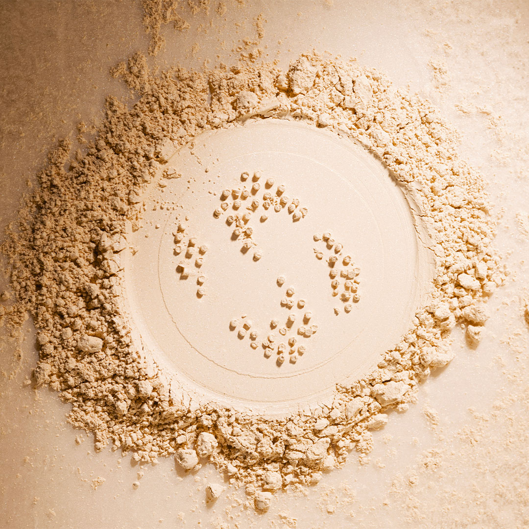 Gros plan de poudre libre Sisley avec logo « S » embossé