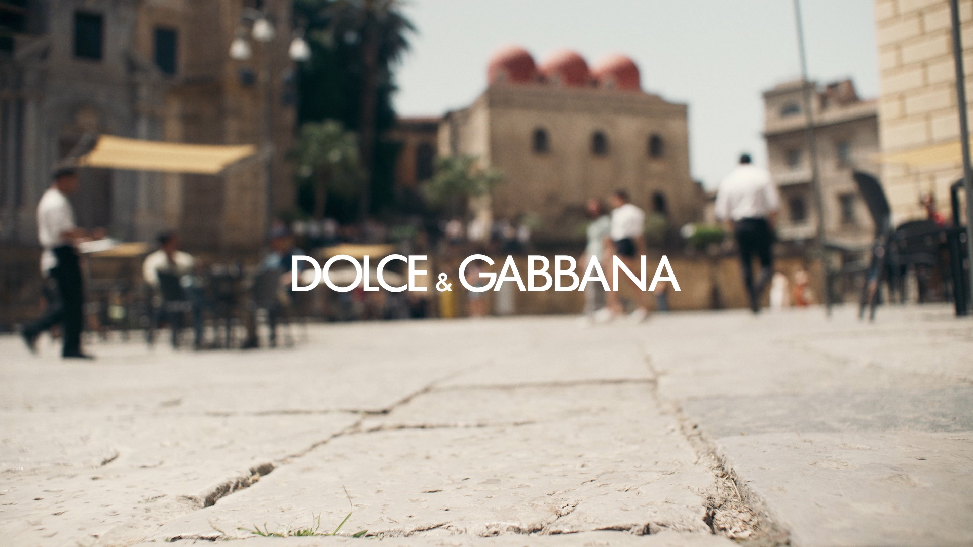 Vervaagde foto van een plein in Italië.