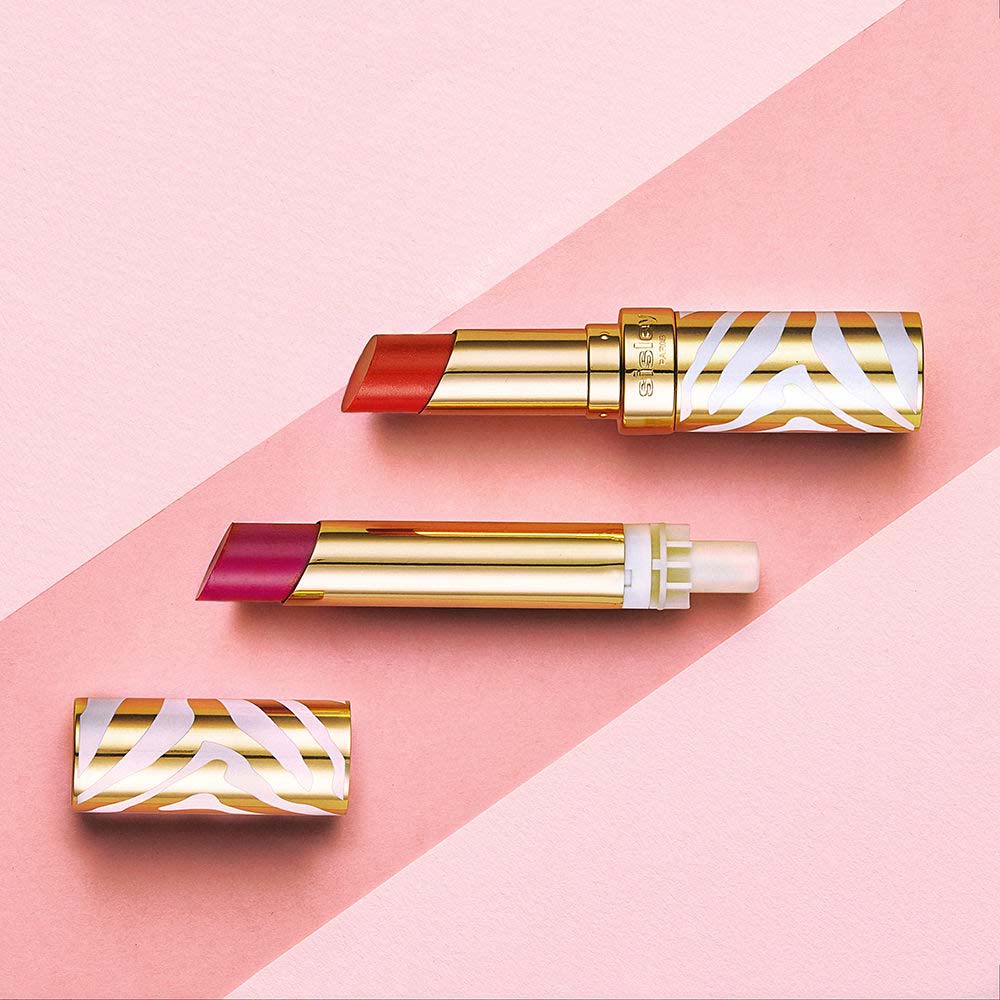 Sisley Phyto-Rouge Shine lippenstift en navulling met goudkleurige huls met zebrapatroon op roze achtergrond
