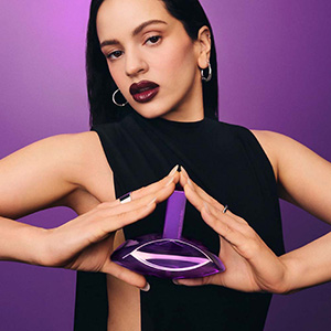 Calvin Klein Bold Elixir model holding up flacon