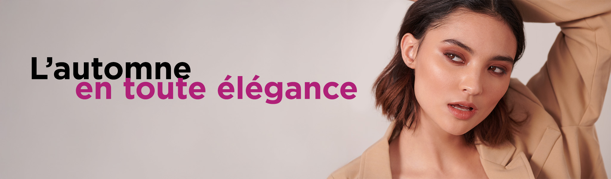 Une femme élégante au sourire radieux, vêtue d'un tailleur beige.