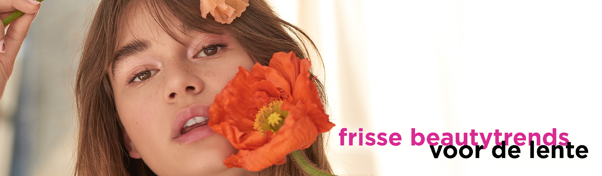 een vrouw met bloemetjes die lacht.&nbsp;