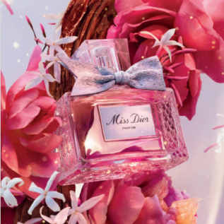 Le Miss Dior parfum avec un visuel présentant des roses, du jasmin et du cèdre en arrière-plan