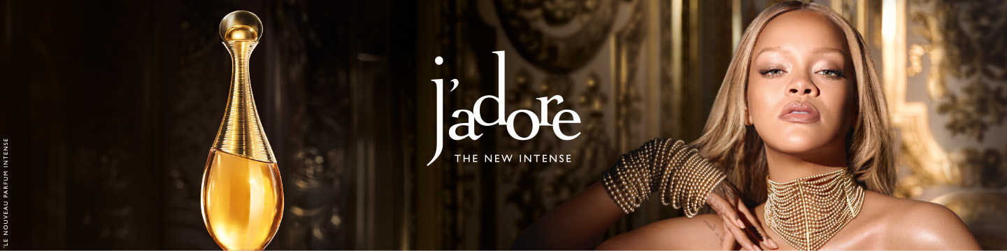 Le flacon du nouveau J’adore Intense à gauche, le logo J’adore au milieu et Rihanna à droite.