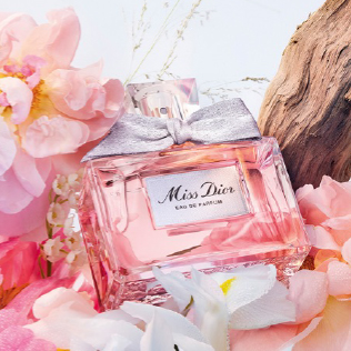 Le Miss Dior eau de parfum avec un visuel présentant des roses et du santal en arrière-plan