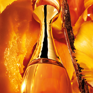 Le flacon J’adore L’Or entouré de fruits et de fleurs en arrière-plan.