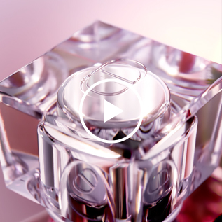 Vidéo présentant comment la nouvelle Essence Miss Dior rend hommage au flacon original avec un capuchon en verre