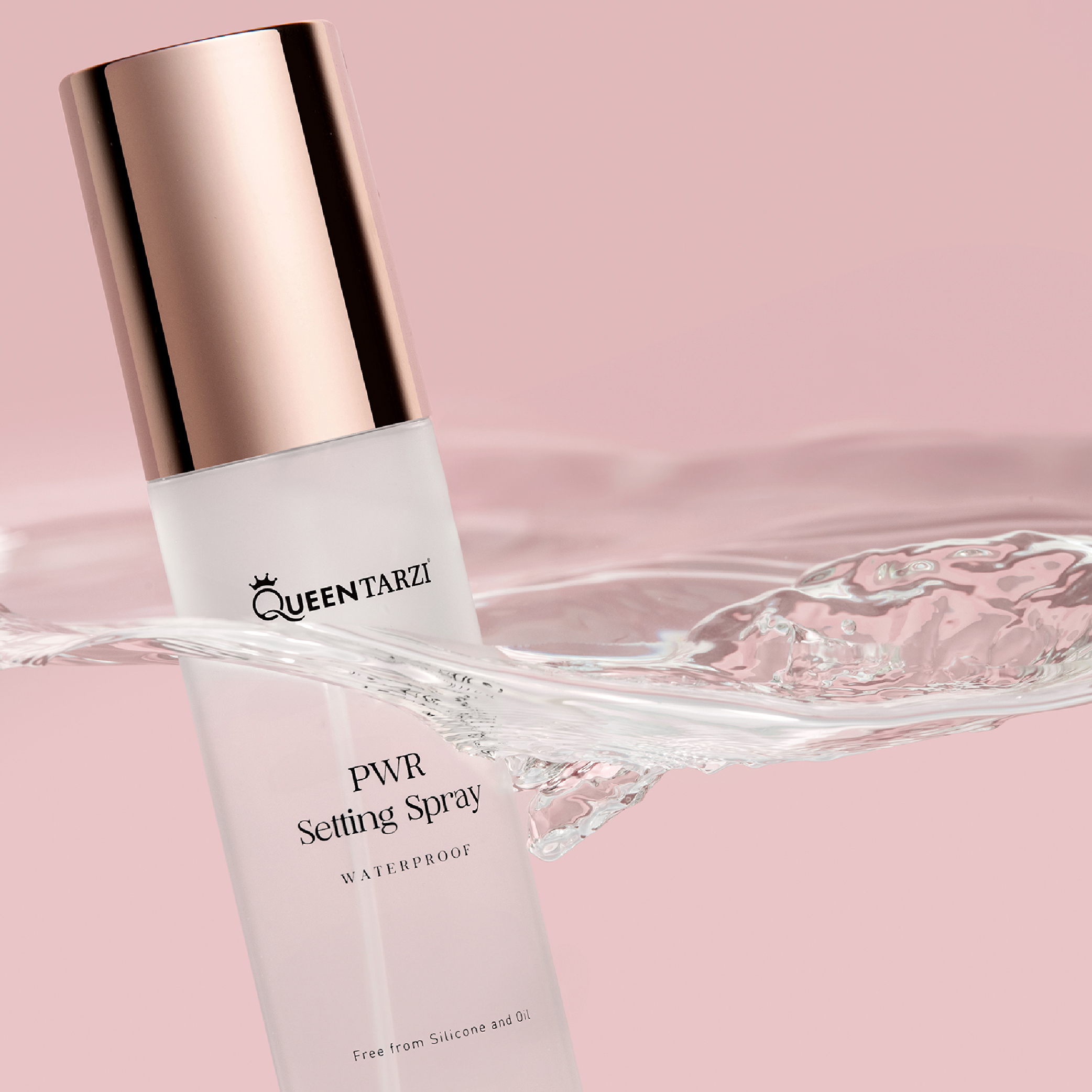 Productfoto van Queen Tarzi de PWR Setting Spray op een roze achtergrond, zwevend in water