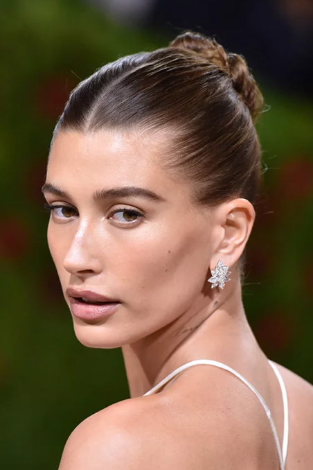 Le sleek bun : la coiffure idéale pour briller pendant les fêtes, chic et sophistiquée 