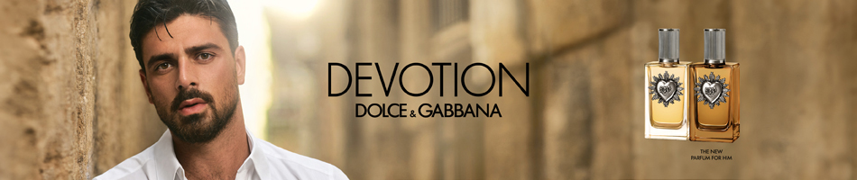 Afbeelding met een charmante man en twee parfum flessen van Dolce&Gabanna Devotion ernaast.