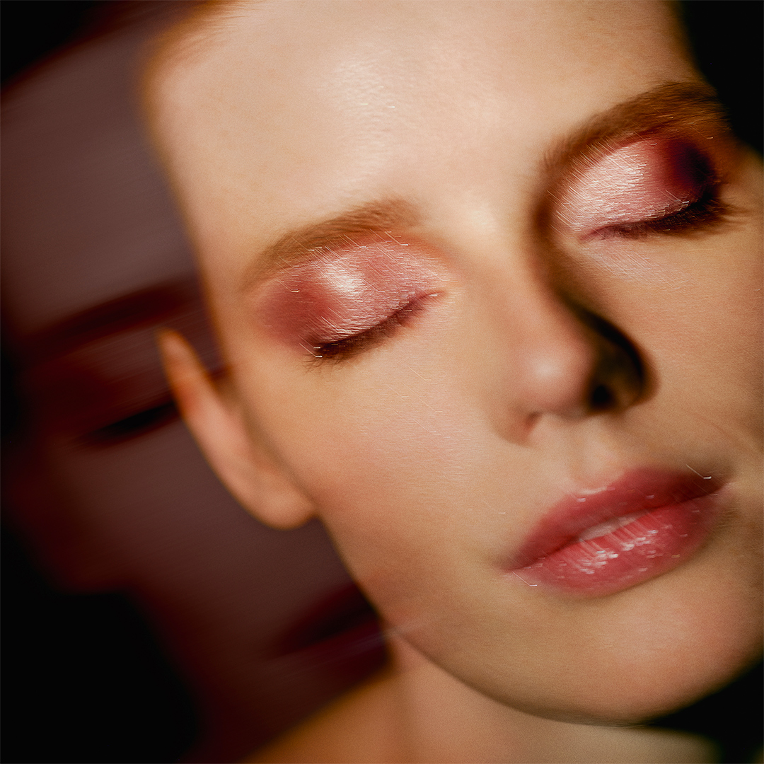 Mannequin aux yeux fermés portant un fard à paupières rose scintillant
