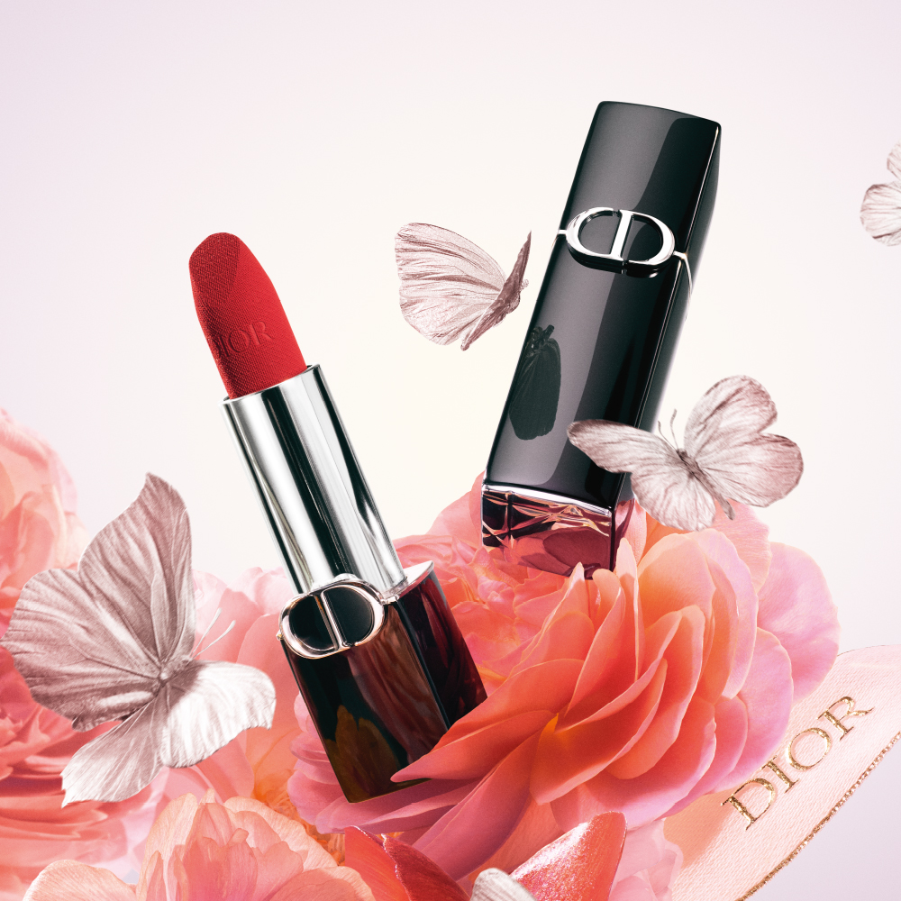 Rouge Dior Lipstick in kleur 999 op een achtergrond van bloemen en vlinders
