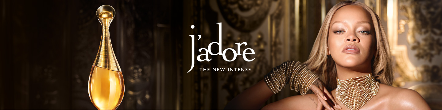 De flacon van de nieuwe J'adore Intense links, het J'adore-logo in het midden en Rihanna rechts.