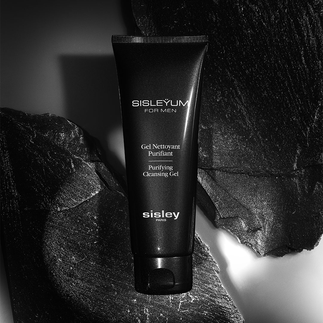 Sisleyum Purifying Cleansing Gel voor mannen op zwarte stenen achtergrond