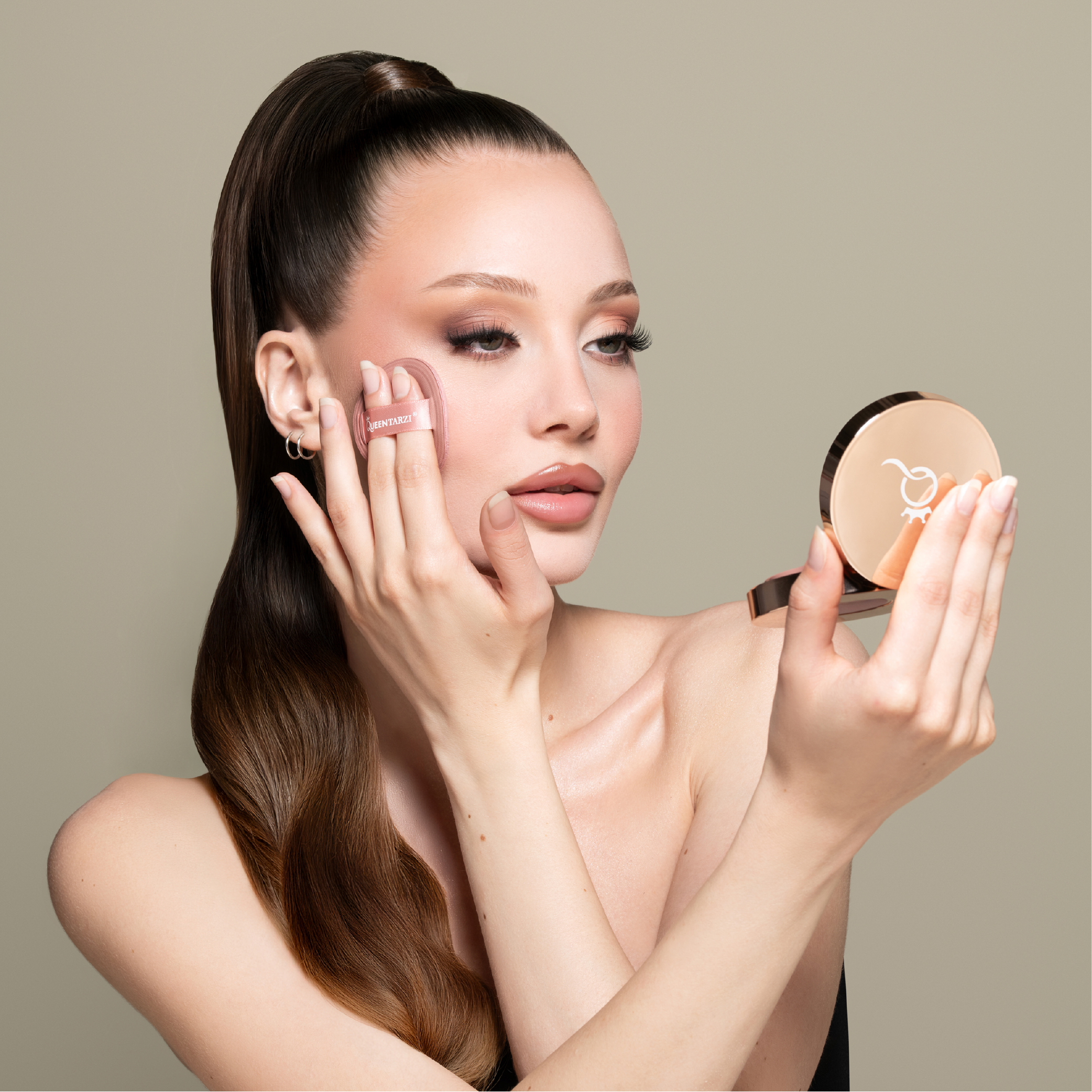 Vrouw die poeder aanbrengt met een powderpuff en in een spiegel kijkt