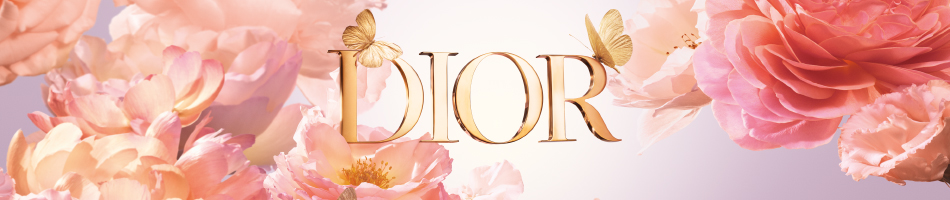 Gouden Dior logo omringd door vlinders op een achtergrond met bloemen