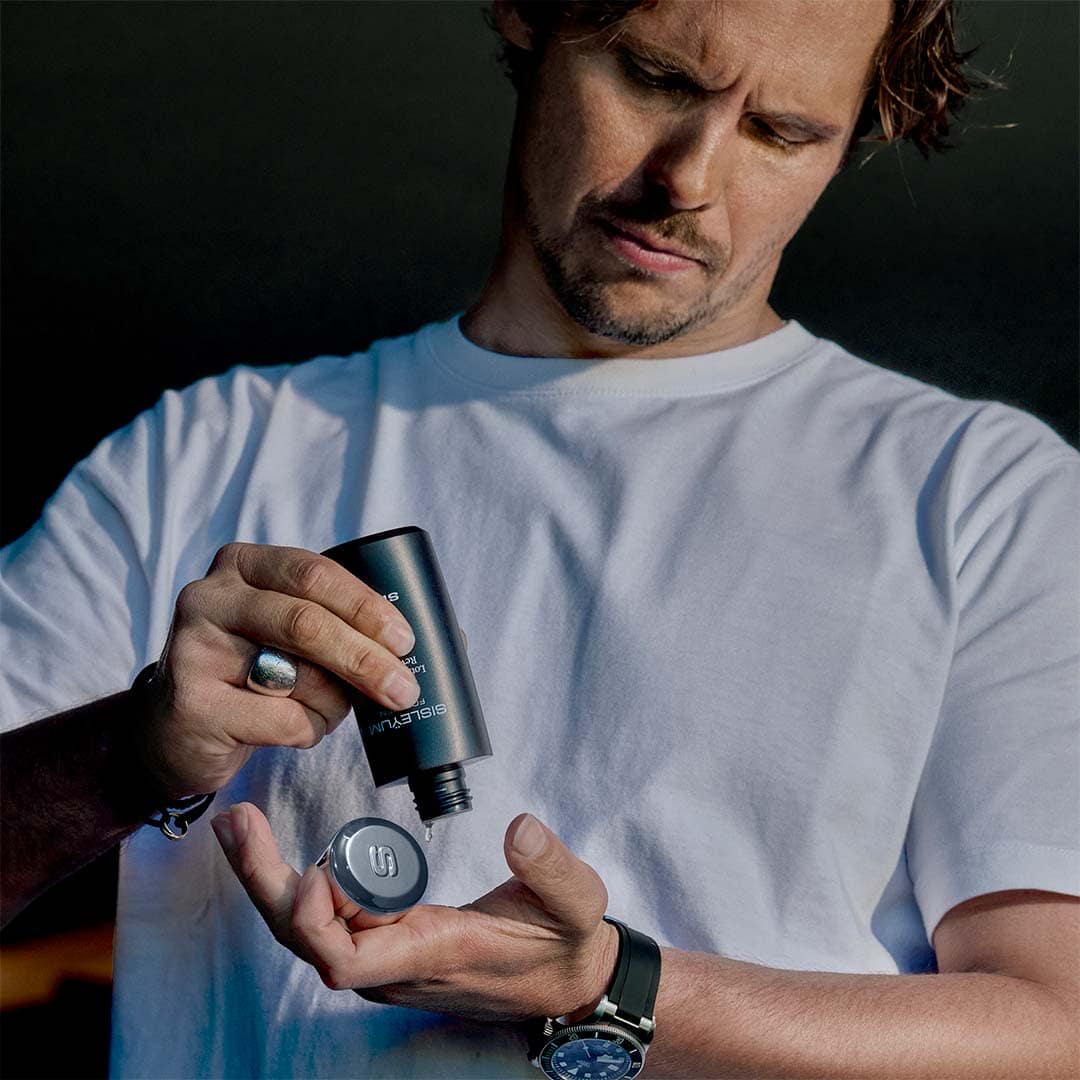 Man giet Sisleÿum Revitaliserende Toniclotion in zijn hand