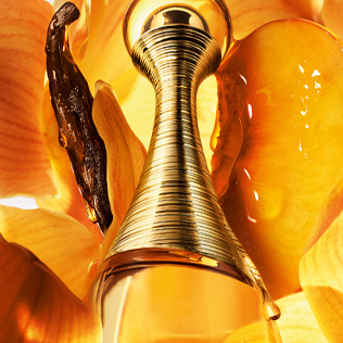 Le flacon J’adore Intense entouré de quartiers de pêche, de vanille et de fleurs en arrière-plan.