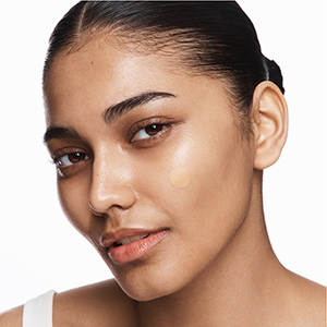 Estée Lauder - Breng de foundation aan op de plekken die het meeste dekking nodig hebben