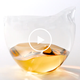 Video waarin de nieuwe flacon van J'adore Intense wordt gepresenteerd.