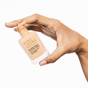 Estée Lauder - Houd je vinger op de opening van het flesje en schud voorzichtig